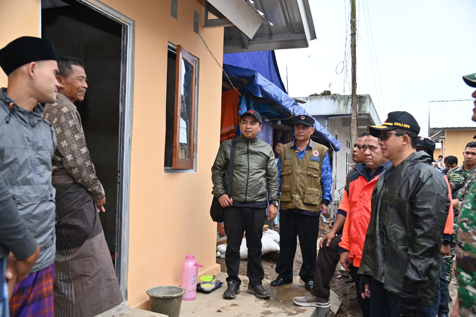 Kepala BNPB Letjen TNI Suharyanto (jaket hitam kedua dari kanan) berdiskusi dengan warga di Desa Ciputri, Kecamatan Pacet, Kabupaten Cianjur, Jawa Barat pada Jumat (17/2).